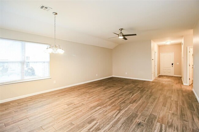 Foto del edificio - 7108 Meadow Lake Dr