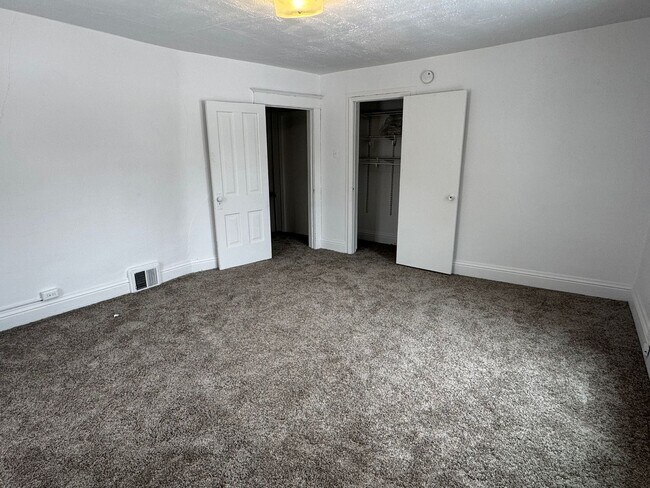 Foto del edificio - 321 W 5th St