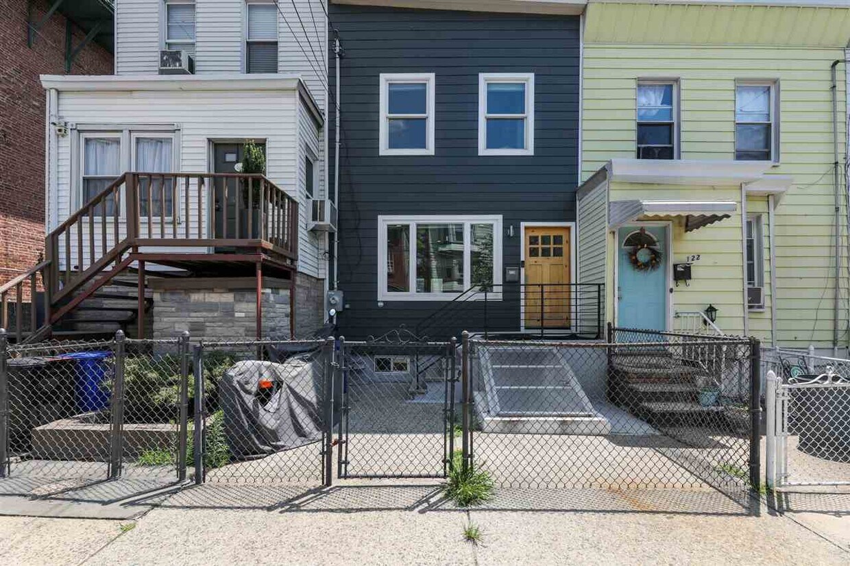 Foto principal - 122.5 Webster Ave