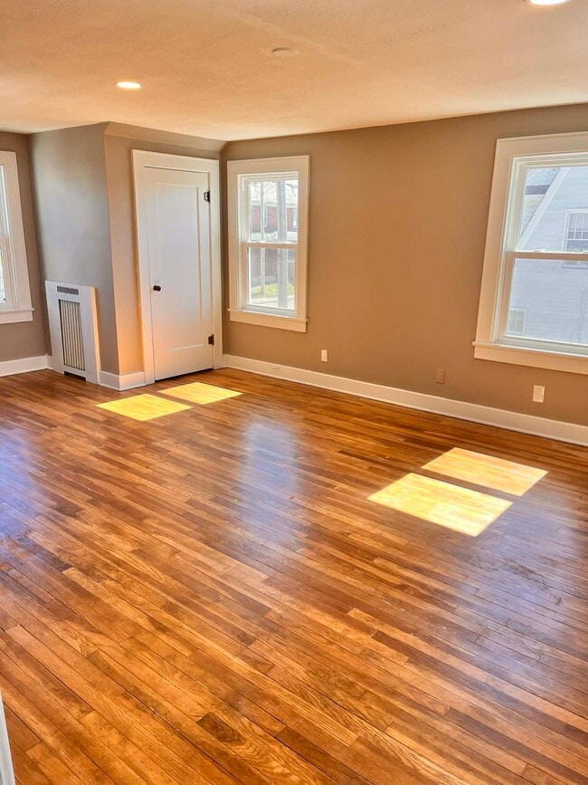 Building Photo - 1921 Maple Ave