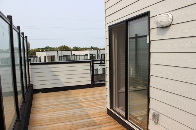 Building Photo - Executive Townhouse w/ Beautiful Upgrades