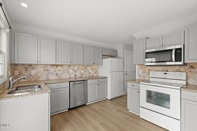 Foto del edificio - 102 Mint Hill Dr