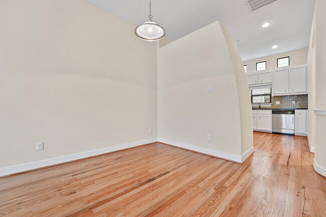 Foto del edificio - 2710 Hullsmith Dr