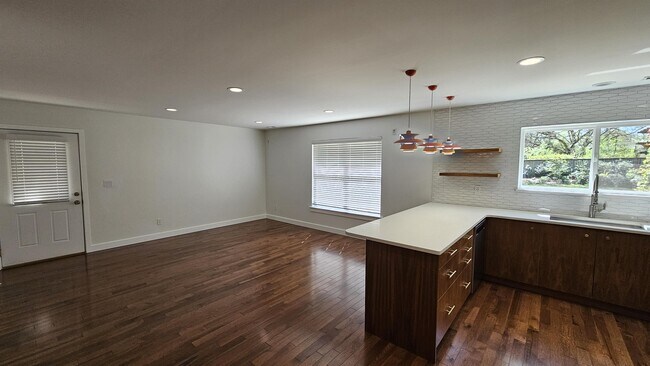 Foto del edificio - 6729 Elgywood Ln