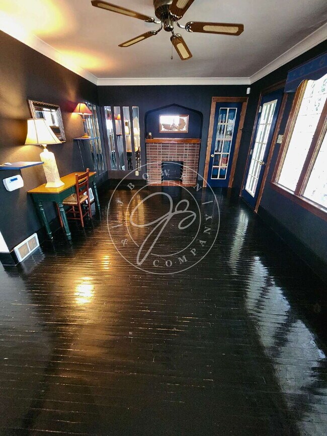 Foto del edificio - Adorable but unique 3+ bedrooms with bonus rooms! Fenced yard!