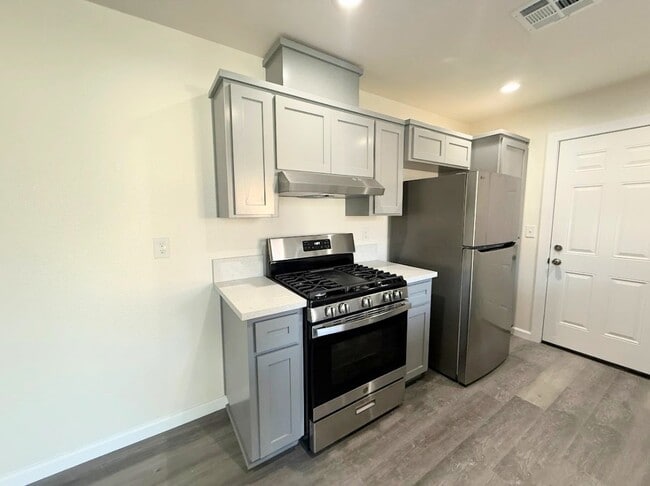 Building Photo - 1422 Lansing St