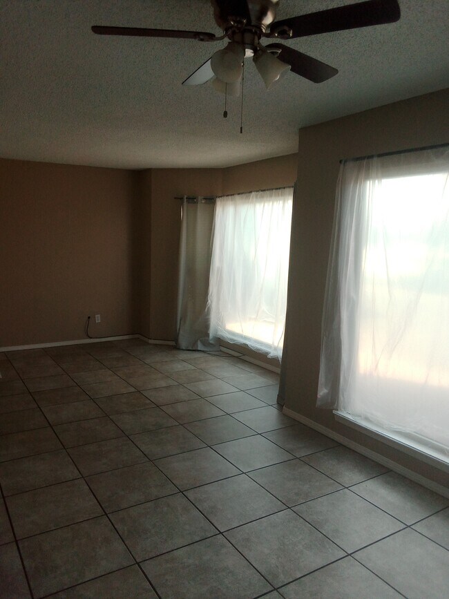 Building Photo - 10512 Ashwood Dr