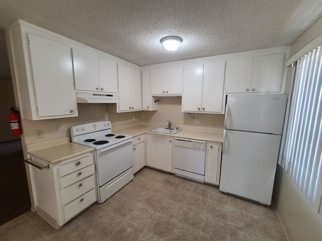 Building Photo - Utilities Included! Hayward 2-Bedroom with...