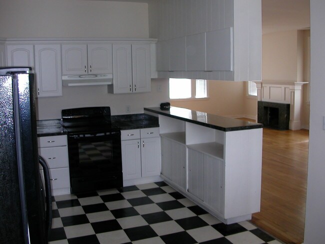 Building Photo - 402 E Victory Dr