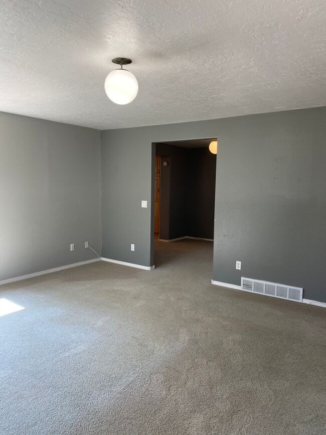 Foto del edificio - SUPER CUTE 3 bed 2 bath HOME JUST SOUTH OF...