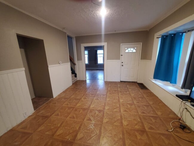 Foto del edificio - Large Single Family House Available Soon 3 Bed 1.5 Bath close to 490