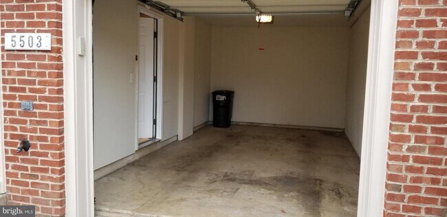 Foto del edificio - 5503 Sacramento Mews Pl