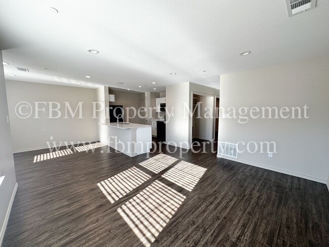 Building Photo - Hidden Creek Townhomes, Unit 311 - Gorgeou...