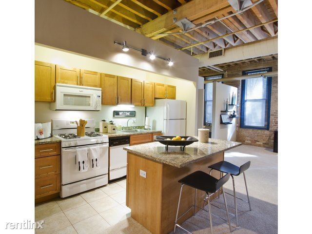 Building Photo - 1354 N Wells St