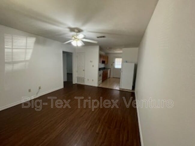 Building Photo - 260 N Pecan St