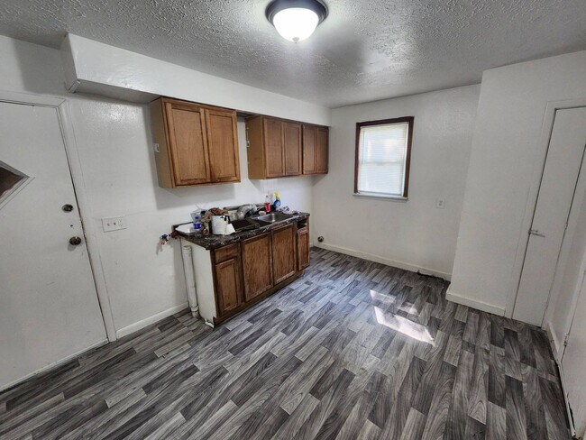 Building Photo - Charming 4-Bedroom Property in Prime Location