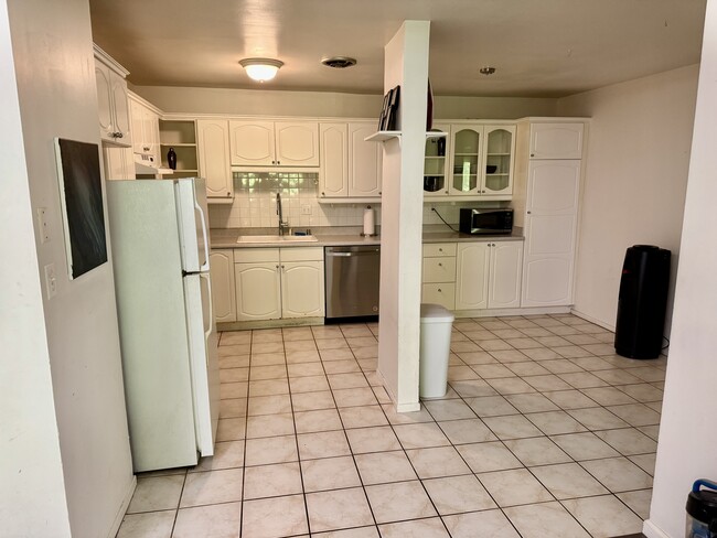 Kitchen - 440 Veteran Ave