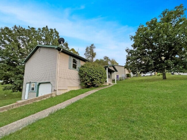 Building Photo - 4 Bedroom Single Family Home in Saint Robert
