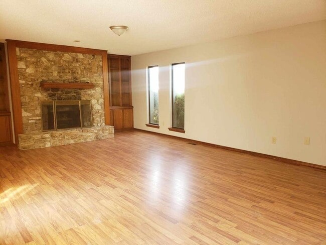 Building Photo - 712 Westglen Dr