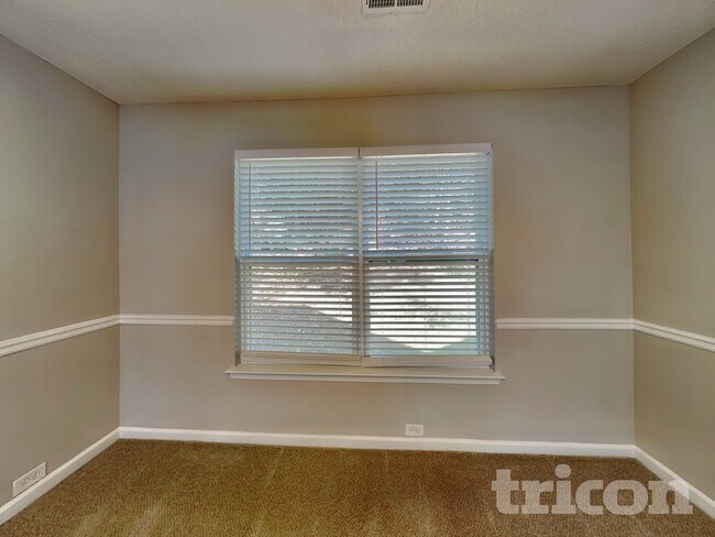 Foto del edificio - 2023 Reflective Waters Rd