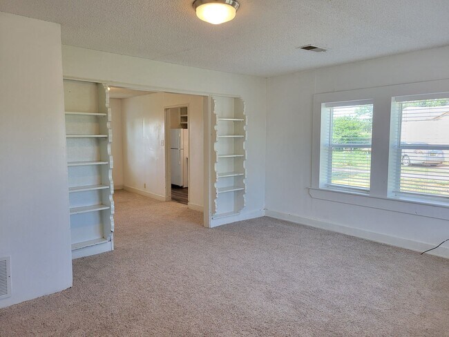 Foto del edificio - LARGE HOME WITH FENCED YARD NEAR LOCKWOOD ELEMENTARY SCHOOL