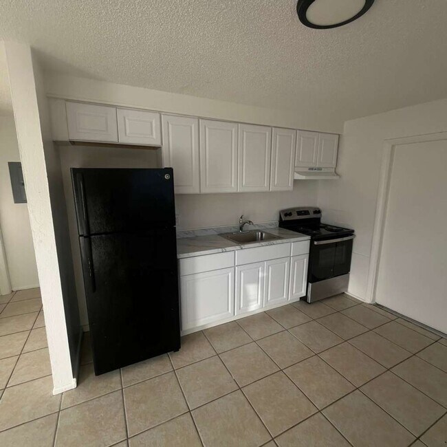 Foto del edificio - FORT MYERS ** 2 BED-1 BATH UNFURNISHED FIRST FLOOR APARTMENT AVAILABLE FOR A LONG-TERM TENANT ** ...