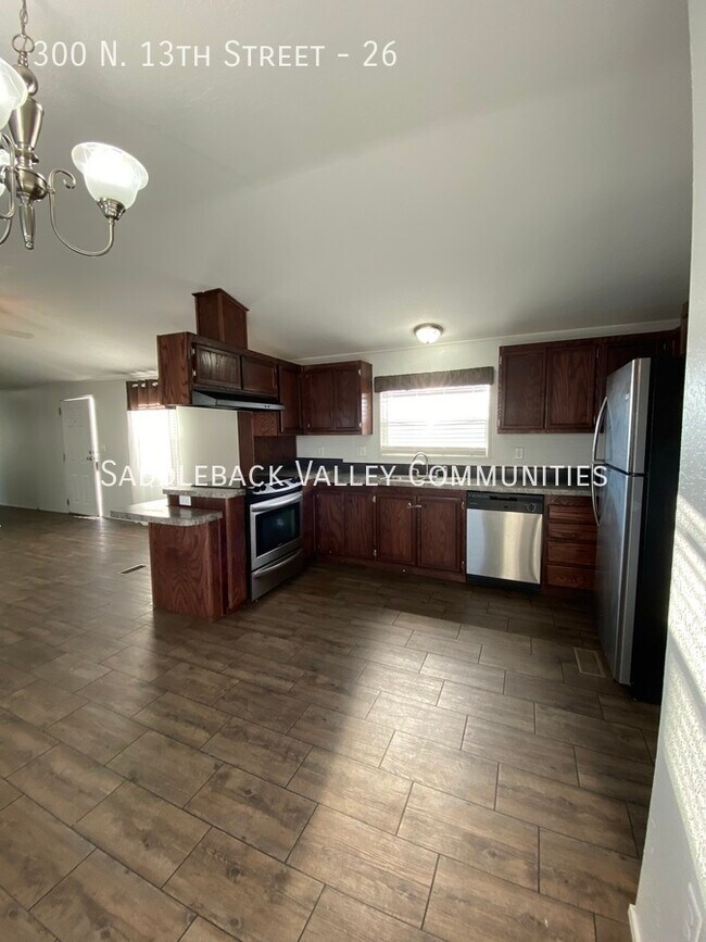 Building Photo - Roomy 3 bedroom / 2 full bathroom