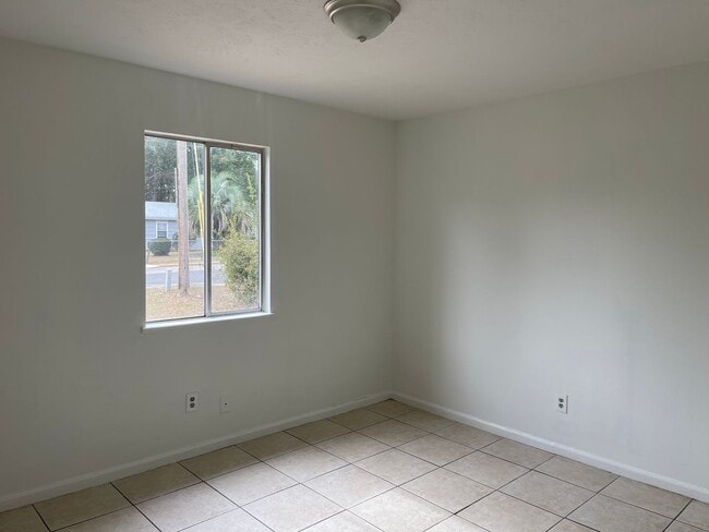 Building Photo - 266 White Oak Dr