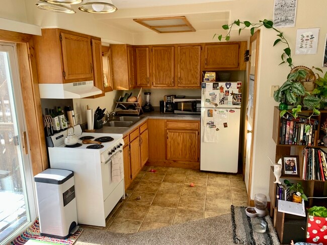 Building Photo - 1023 E Madison St