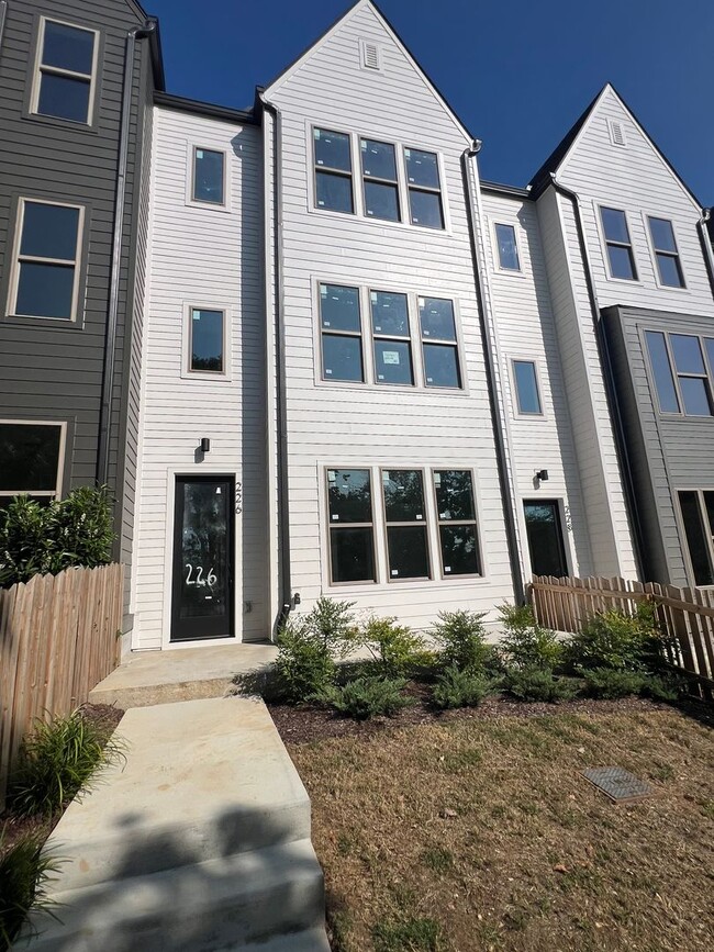 Foto del edificio - Sleek East Nashville townhome