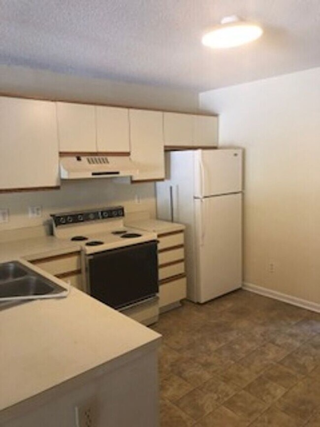 Foto del edificio - 2BR Candle Wyck Community located on kerr Ave, Walk to UNCW, Shopping and Breweries Ground floor ...