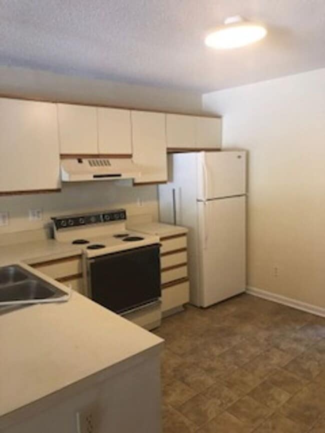 Building Photo - 2BR Candle Wyck Community located on kerr Ave, Walk to UNCW, Shopping and Breweries Ground floor ...