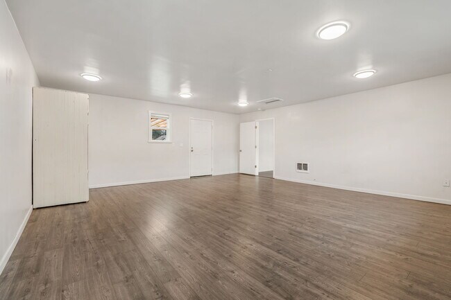 Foto del edificio - 1037 SW Cascade Ave