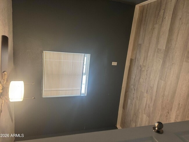 Foto del edificio - 14210 W Cameron St