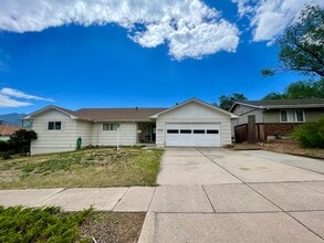 Building Photo - 824 Panorama Dr