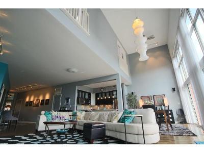 Building Photo - 2208 W Diversey Ave
