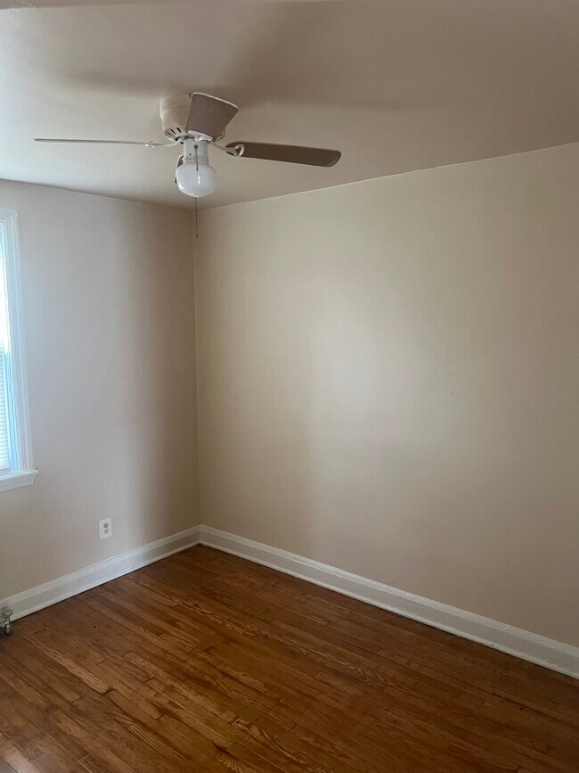 Foto del edificio - 5709 Simmonds Ave