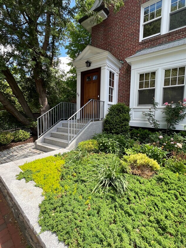 Primary Photo - 88 Irving St