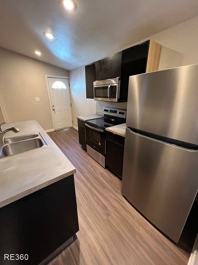 Building Photo - 2 br, 1 bath House - 904 E Warrington Ave ...