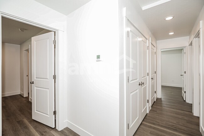 Foto del edificio - 2462 S Deborah Ave