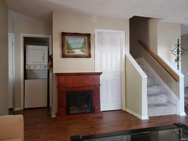 Foto del edificio - 1204 S College Mall Rd