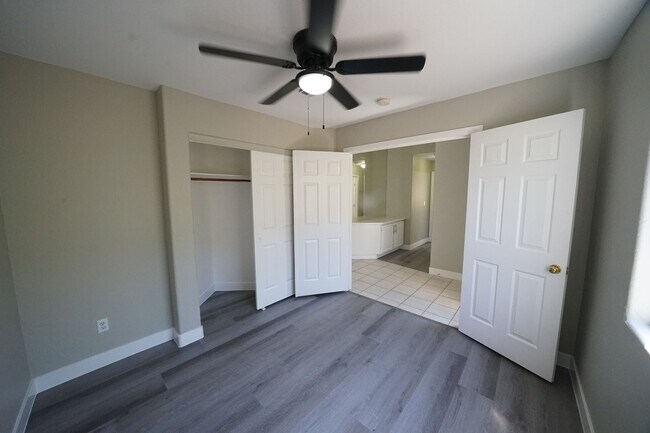 Foto del edificio - SHOWINGS AVAILABLE NOW
