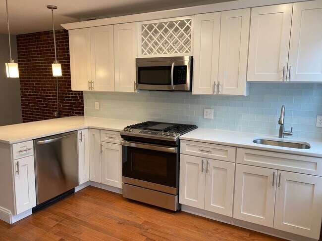 Building Photo - Beautifully renovated 2 bed 1 bath in the heart of East Boston