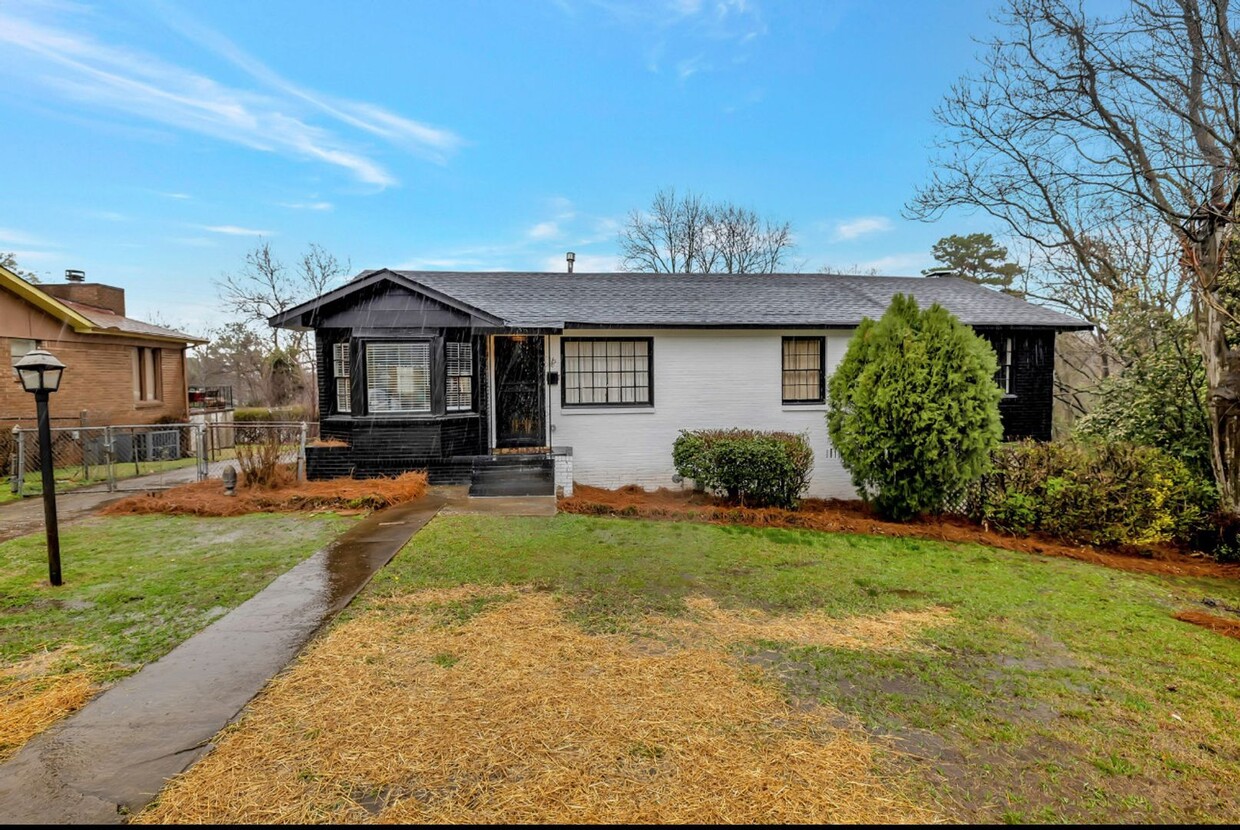 Foto principal - Renovated Home Nestled in Quiet Neighborhood