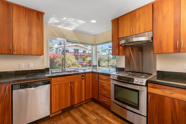 Foto del edificio - Modern Queen Anne Townhome with great park...