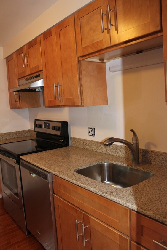 New kitchen with granite countertops and stainless steel appliances. - 7 Broxbourne Dr