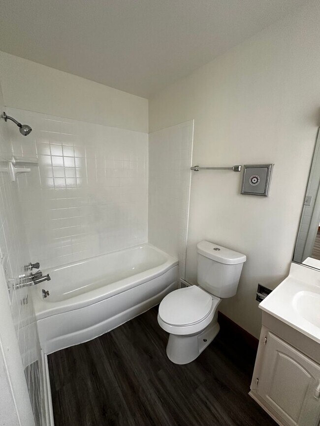 Foto del edificio - Residence or Office on Corner Lot!