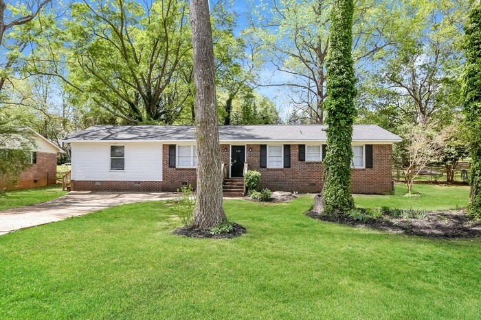Foto principal - Large Brick Home in Established Neighborhood!