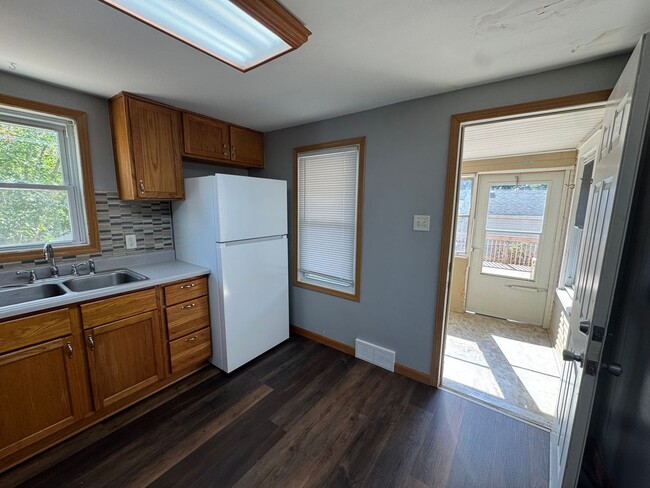 Building Photo - Updated 2 Bedroom Home with Central Air, H...