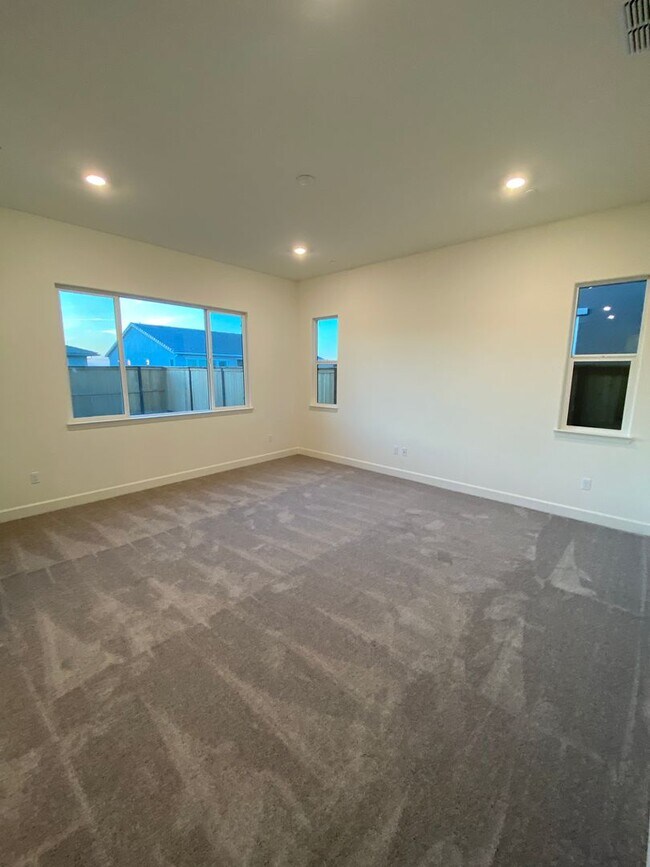Foto del edificio - SAVE MONEY WITH SOLAR! Stunning Russell Ranch Home in Folsom Ranch – 3 Bedrooms + Office!
